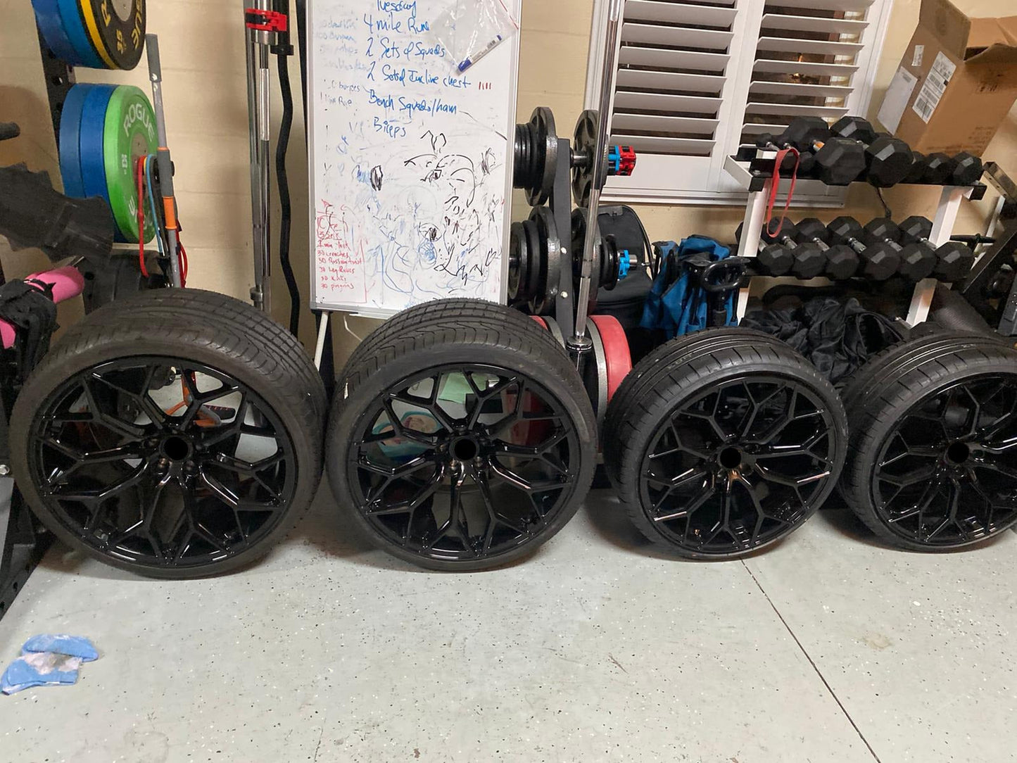 We produced premium quality forged wheels rims for LAMBORGHINI HURACAN Our wheels sizes: Front 20 x 9 ET 30 Rear 21 x 12 ET 32 Finishing: Glossy Black Forged wheels can be produced in any wheel specs by your inquiries and we can provide our specs