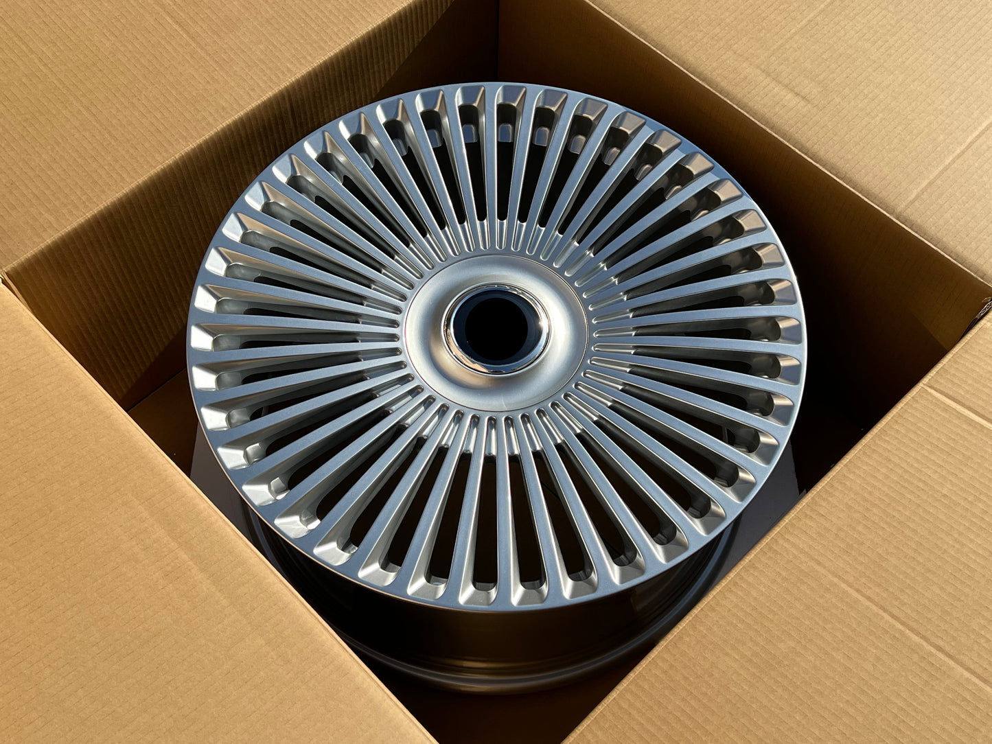 We manufacture premium quality forged wheels rims for BENTLEY CONTINENTAL GT GTC CABRIO in any design, size, color. Wheels size: in 22 x 10 ET 30 PCD: 5 X 130 CB: 71.6 FINISH: Hyper SILVER Forged wheels can be produced in any wheel specs by your inquiries and we can provide our specs