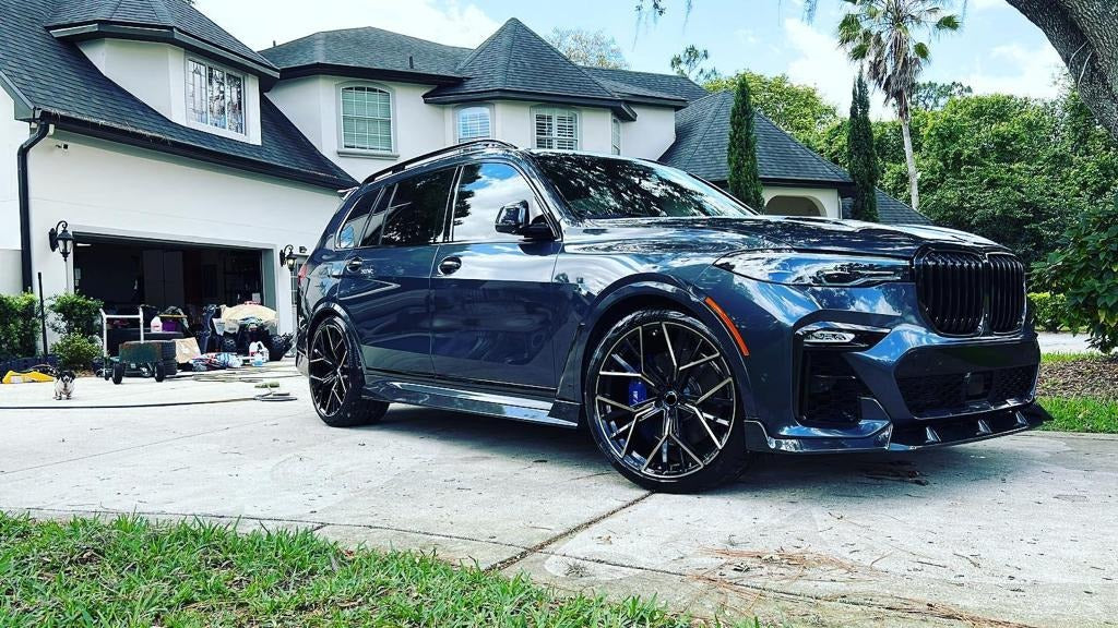 811M OEM We produced premium quality forged wheels rims for BMW X7 G07 Our wheels sizes: Front 23 x 10 ET 32 Rear 23 x 11.5 ET 40 Finishing: Glossy Black + Machined Bronze Forged wheels can be produced in any wheel specs by your inquiries and we can provide our specs