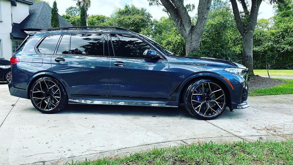 811M OEM We produced premium quality forged wheels rims for BMW X7 G07 Our wheels sizes: Front 23 x 10 ET 32 Rear 23 x 11.5 ET 40 Finishing: Glossy Black + Machined Bronze Forged wheels can be produced in any wheel specs by your inquiries and we can provide our specs