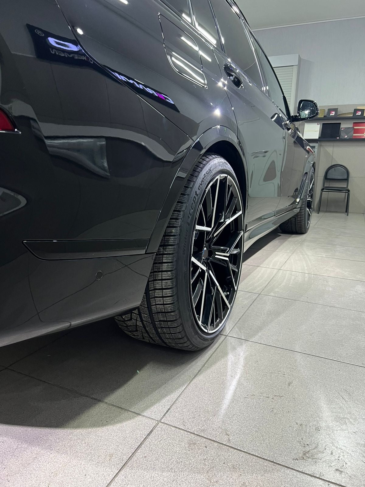 811M STYLE M8 WHEELS We produced premium quality forged wheels rims for BMW X7 G07 Our wheels sizes: Front 22 x 9.5 ET 22 Rear 22 x 10.5 ET 28 Finishing: Glossy Black + Machined Face Forged wheels can be produced in any wheel specs by your inquiries and we can provide our specs