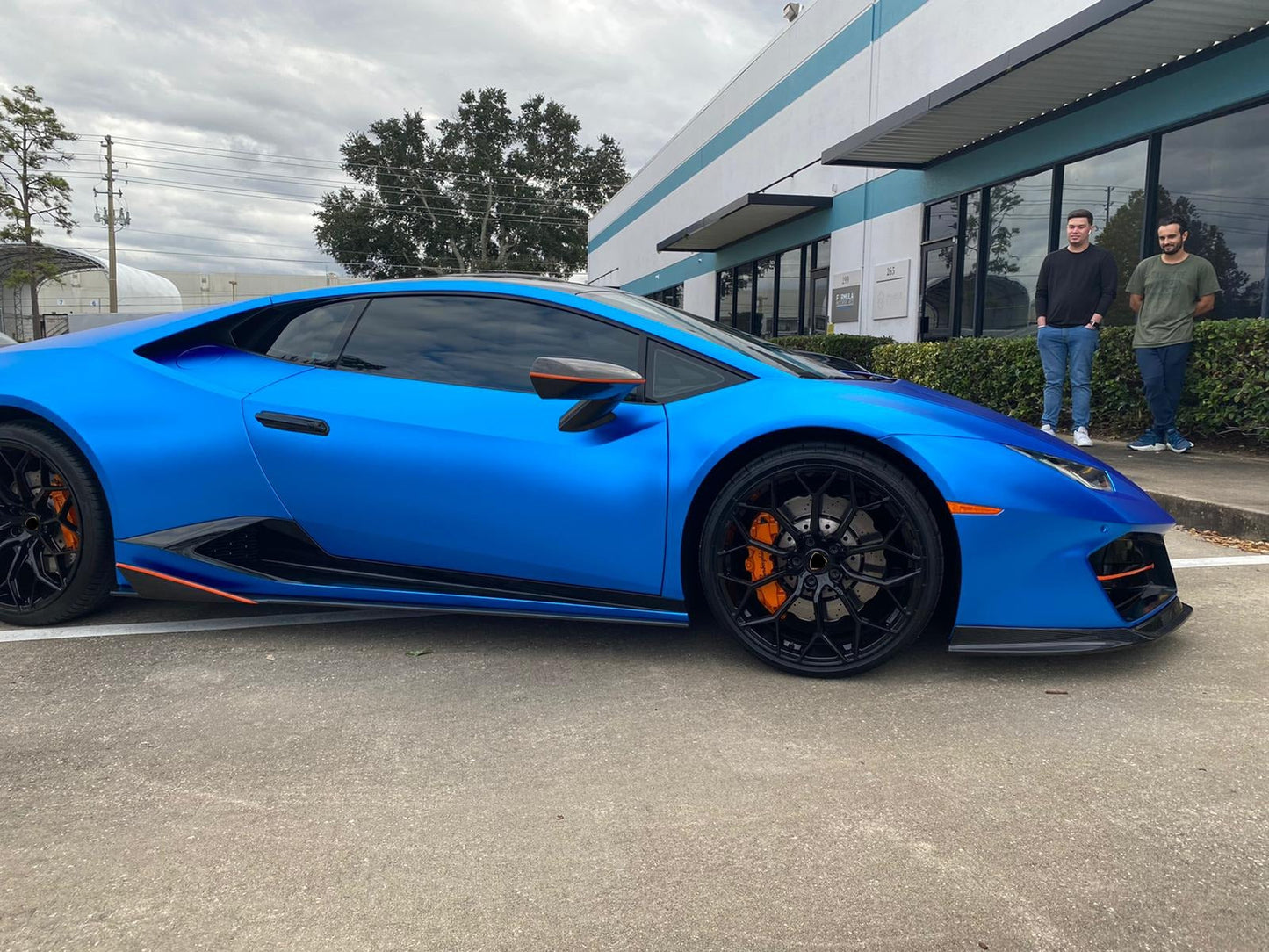 We produced premium quality forged wheels rims for LAMBORGHINI HURACAN Our wheels sizes: Front 20 x 9 ET 30 Rear 21 x 12 ET 32 Finishing: Glossy Black Forged wheels can be produced in any wheel specs by your inquiries and we can provide our specs