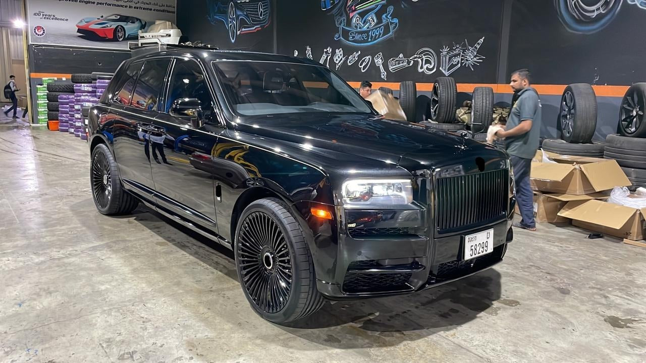 We produced premium quality forged wheels rims for ROLLS ROYCE CULLINAN Our wheels sizes: Front 24 x 10 ET 20 Rear 24 x 10 ET 20 Finishing: Glossy Black Forged wheels can be produced in any wheel specs by your inquiries and we can provide our specs