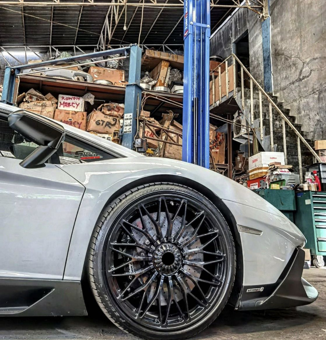 We produced premium quality forged wheels rims for LAMBORGHINI AVENTADOR Our wheels sizes: Front 20 x 9 ET 32.2 Rear 21 x 13 ET 66.7 Finishing: Glossy Black Forged wheels can be produced in any wheel specs by your inquiries and we can provide our specs