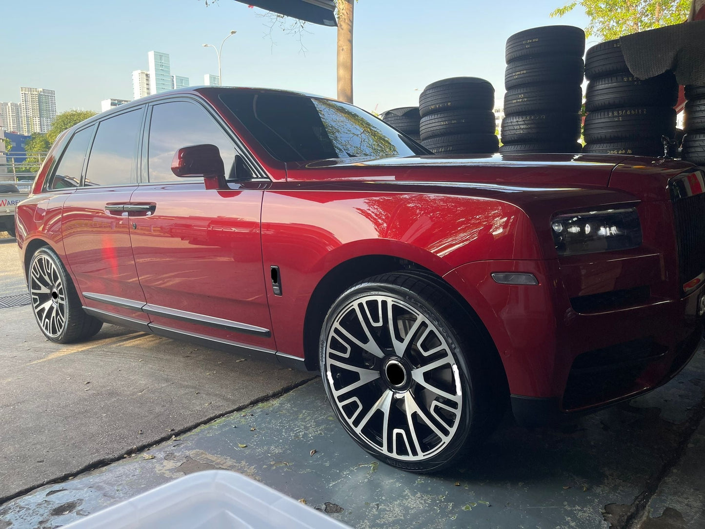We produced premium quality forged wheels rims for ROLLS ROYCE CULLINAN Our wheels sizes: Front 24 x 10 ET 20 Rear 24 x 10 ET 20 Finishing: Diamond Black Forged wheels can be produced in any wheel specs by your inquiries and we can provide our specs