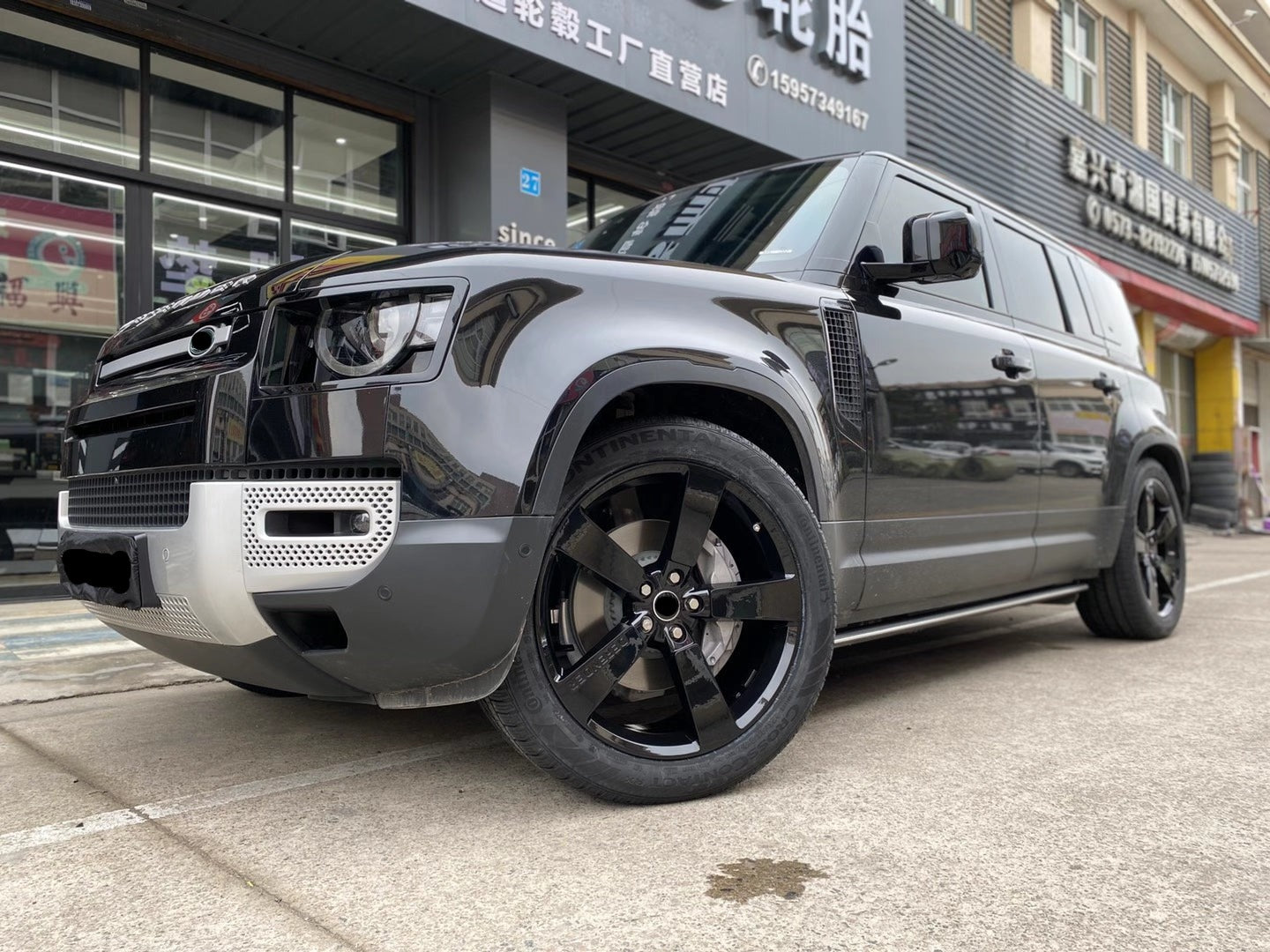 We produced premium quality forged wheels rims for LAND ROVER DEFENDER L663 Our wheels sizes: Front 22 x 9 ET 44.5 Rear 22 x 9 ET 44.5 Finishing: Glossy Black Forged wheels can be produced in any wheel specs by your inquiries and we can provide our specs
