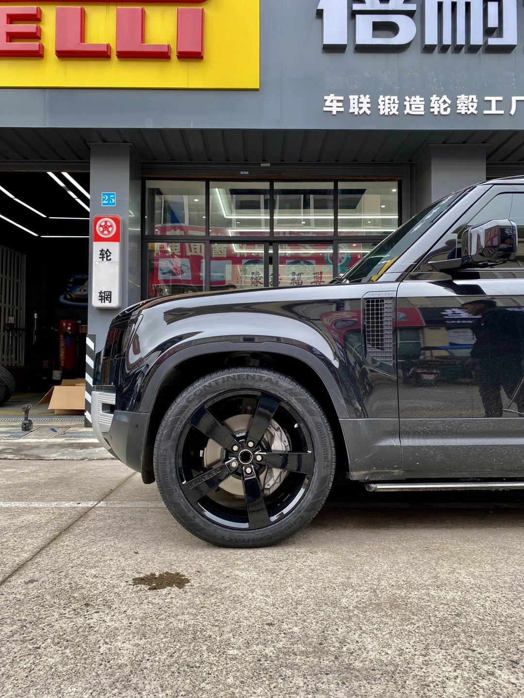 We produced premium quality forged wheels rims for LAND ROVER DEFENDER L663 Our wheels sizes: Front 22 x 9 ET 44.5 Rear 22 x 9 ET 44.5 Finishing: Glossy Black Forged wheels can be produced in any wheel specs by your inquiries and we can provide our specs