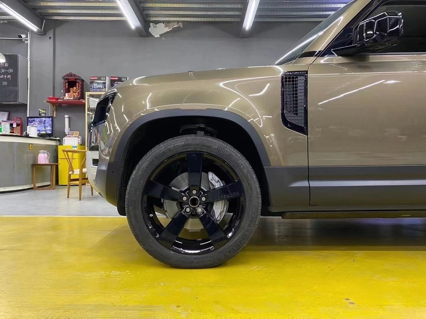 We produced premium quality forged wheels rims for LAND ROVER DEFENDER L663 Our wheels sizes: Front 22 x 9 ET 44.5 Rear 22 x 9 ET 44.5 Finishing: Glossy Black Forged wheels can be produced in any wheel specs by your inquiries and we can provide our specs