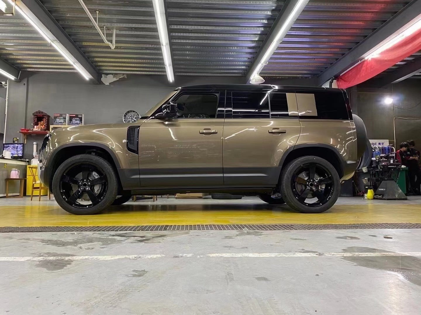 We produced premium quality forged wheels rims for LAND ROVER DEFENDER L663 Our wheels sizes: Front 22 x 9 ET 44.5 Rear 22 x 9 ET 44.5 Finishing: Glossy Black Forged wheels can be produced in any wheel specs by your inquiries and we can provide our specs
