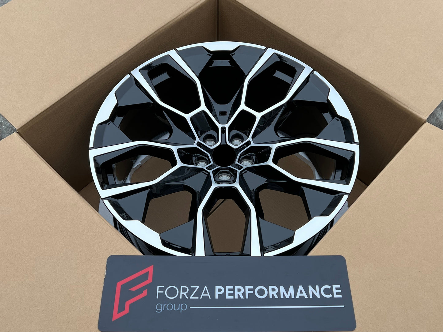 NEW 913M BMW X7 LCI We manufacture premium quality forged wheels rims for BMW X7 G07 LCI 2022+ in any design, size, color. Wheels size: Front 22 x 9.5 ET 22 Rear 22 x 10.5 ET 28 PCD: 5 X 112 CB: 66.6 BLACK DIAMOND Forged wheels can be produced in any wheel specs by your inquiries and we can provide our specs