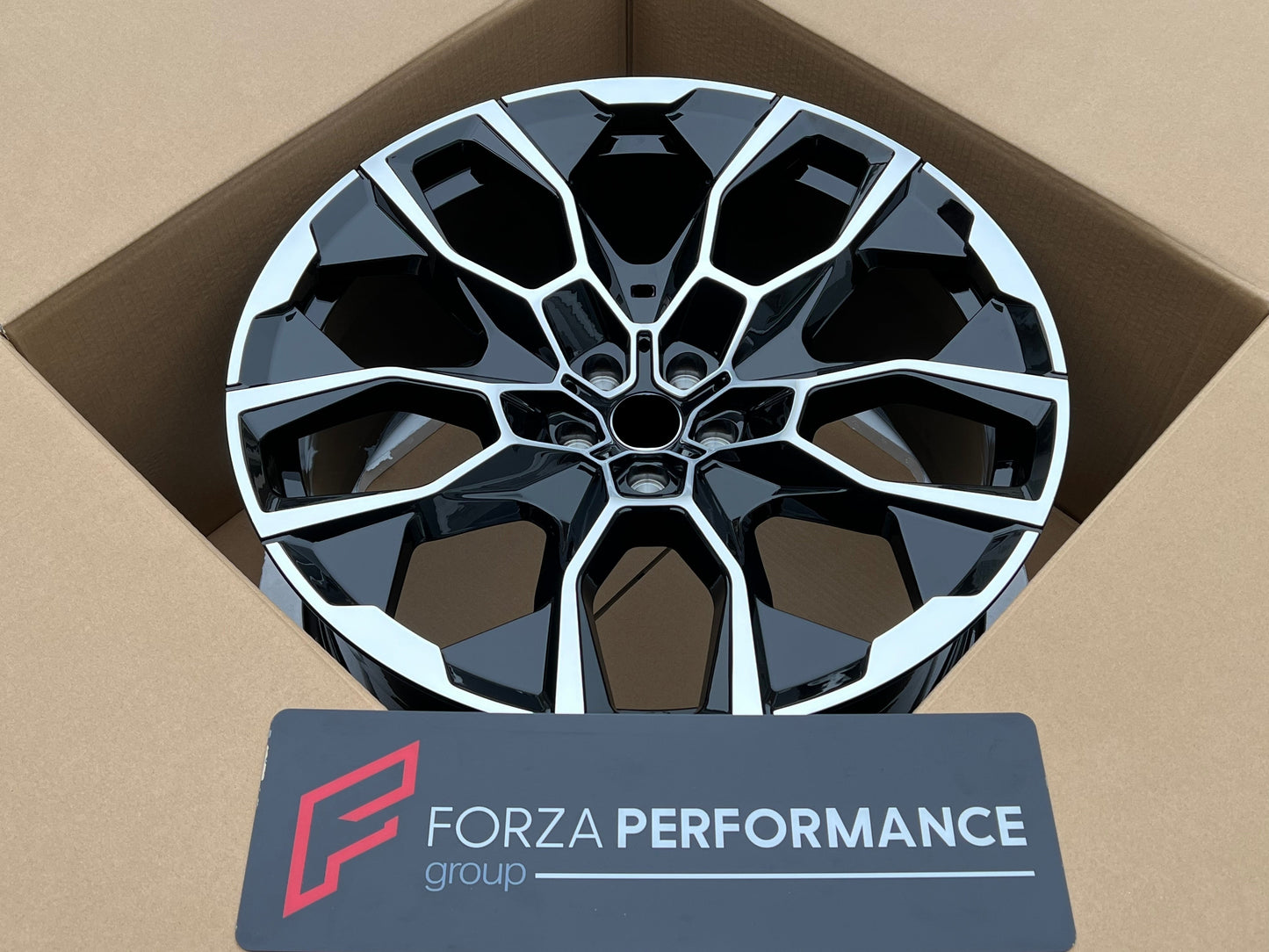 NEW 913M BMW X7 LCI We manufacture premium quality forged wheels rims for BMW X7 G07 LCI 2022+ in any design, size, color. Wheels size: Front 22 x 9.5 ET 22 Rear 22 x 10.5 ET 28 PCD: 5 X 112 CB: 66.6 BLACK DIAMOND Forged wheels can be produced in any wheel specs by your inquiries and we can provide our specs