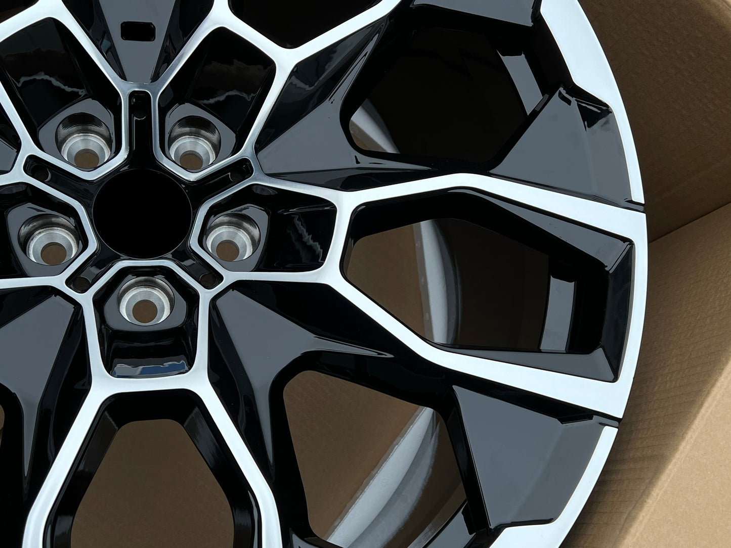 NEW 913M BMW X7 LCI We manufacture premium quality forged wheels rims for BMW X7 G07 LCI 2022+ in any design, size, color. Wheels size: Front 22 x 9.5 ET 22 Rear 22 x 10.5 ET 28 PCD: 5 X 112 CB: 66.6 BLACK DIAMOND Forged wheels can be produced in any wheel specs by your inquiries and we can provide our specs