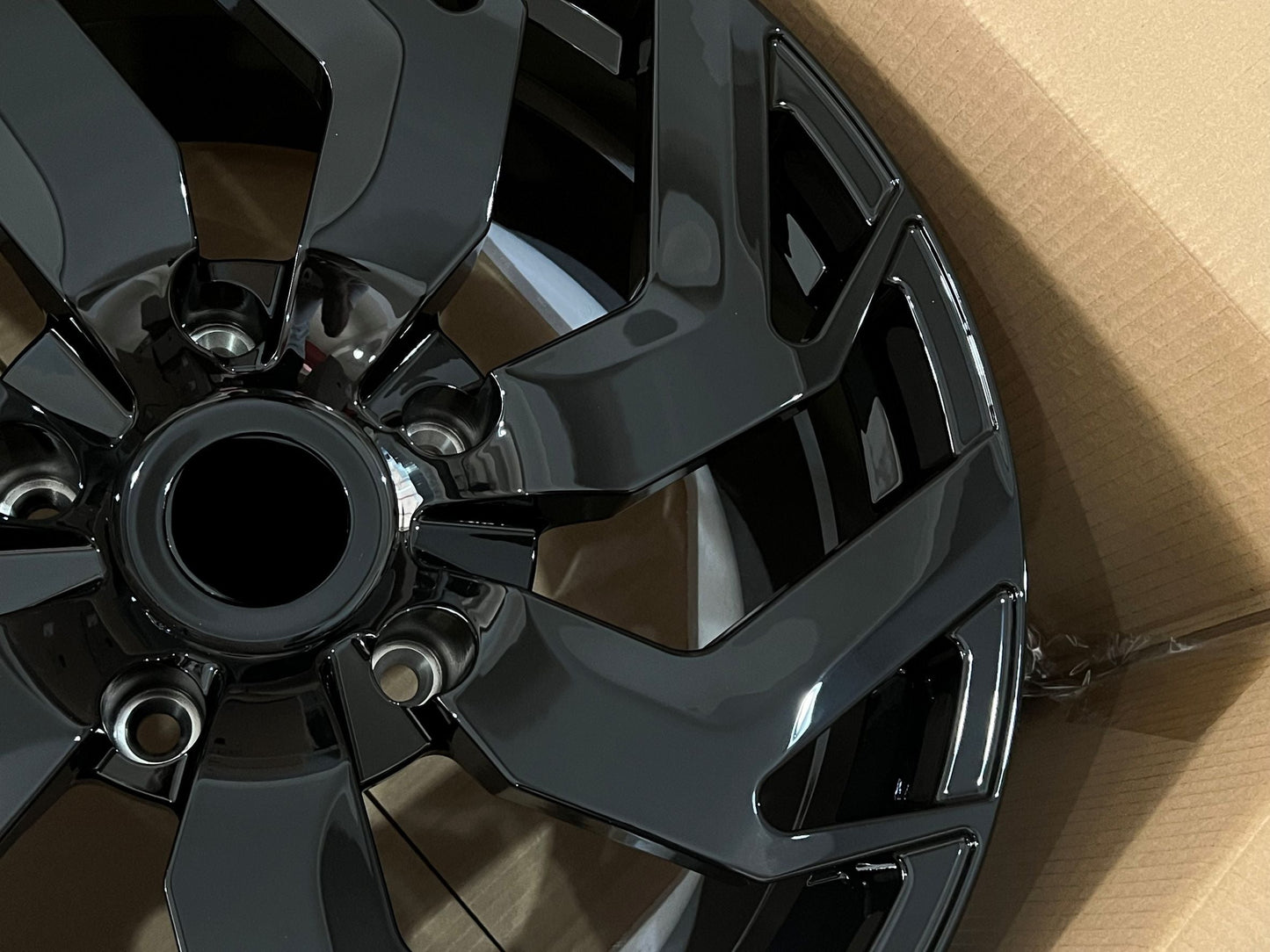 We manufacture premium quality forged wheels rims for TOYOTA LAND CRUISER 300 LC 300 in any design, size, color. Wheels size: 22 x 9 ET 55 PCD: 6 X 139.7 CB: 95.1 Forged wheels can be produced in any wheel specs by your inquiries and we can provide our specs