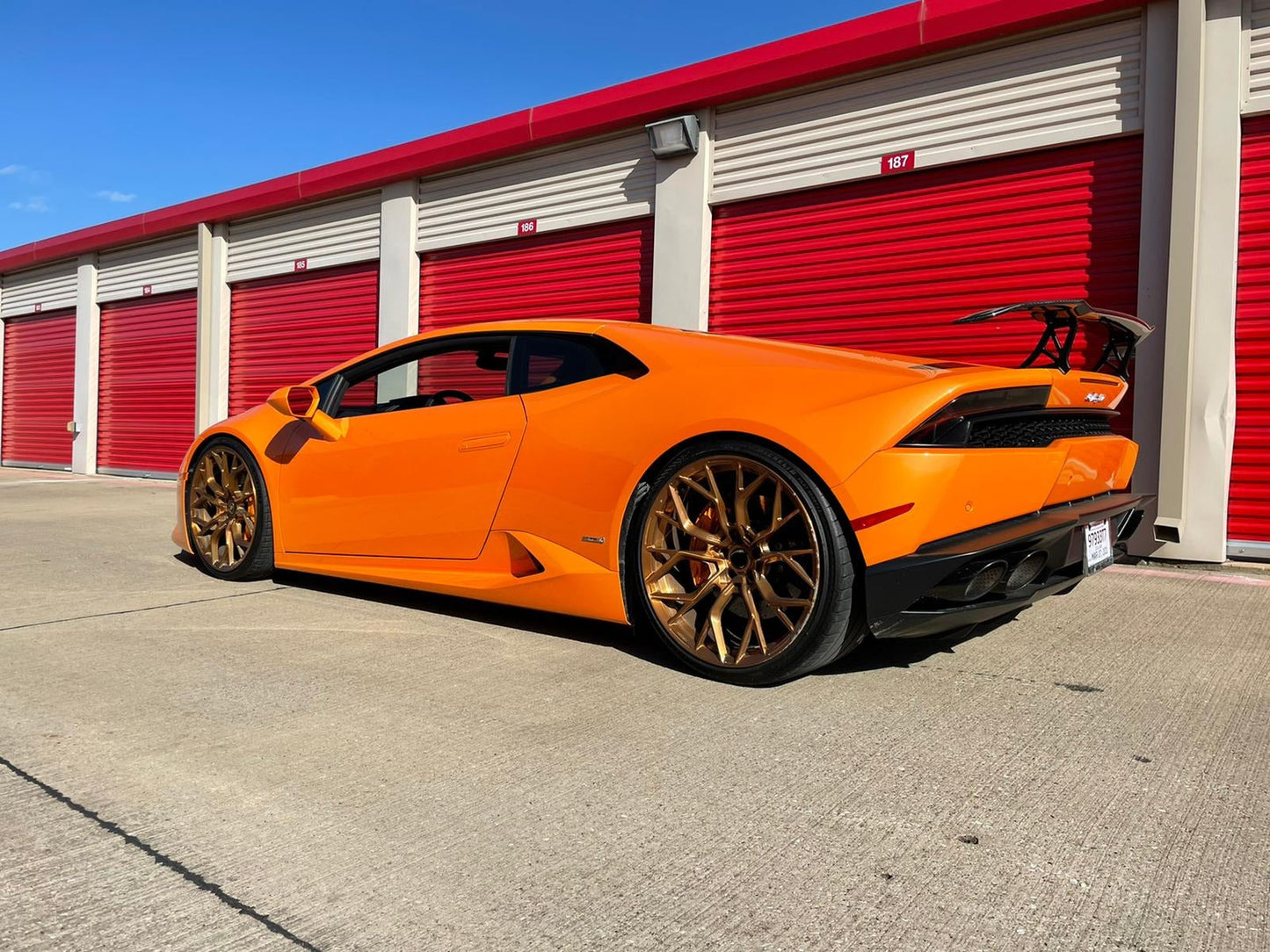 BRIXTON PF10-RS We produced premium quality forged wheels rims for  LAMBORGHINI HURACAN  Our wheels sizes:   Front 20 x 9 ET 30  Rear 21 x 12 ET 32  Finishing: Bronze  Forged wheels can be produced in any wheel specs by your inquiries and we can provide our specs