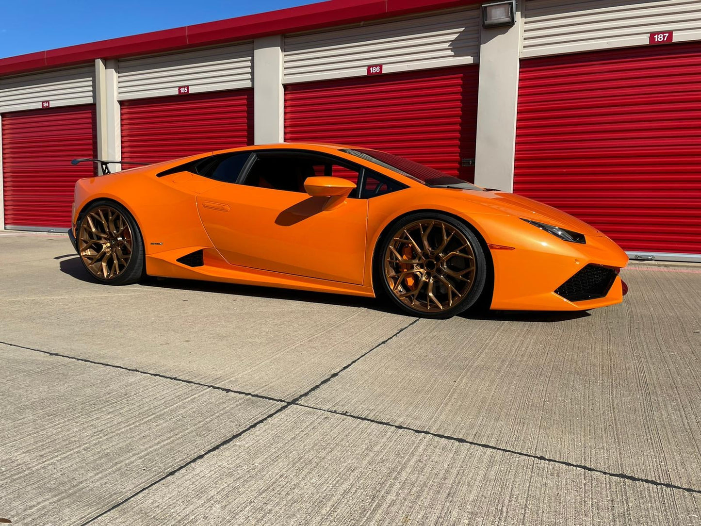 BRIXTON PF10-RS We produced premium quality forged wheels rims for  LAMBORGHINI HURACAN  Our wheels sizes:   Front 20 x 9 ET 30  Rear 21 x 12 ET 32  Finishing: Bronze  Forged wheels can be produced in any wheel specs by your inquiries and we can provide our specs