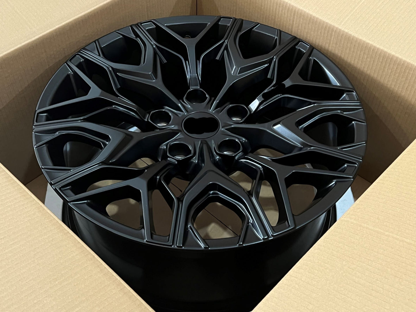 KHNANN We manufacture premium quality forged wheels rims for   LEXUS LX600 J300 in any design, size, color.  Wheels size: 22 x 9.5 ET 57   PCD: 6 X 139.7   CB: 95.1  Forged wheels can be produced in any wheel specs by your inquiries and we can provide our specs